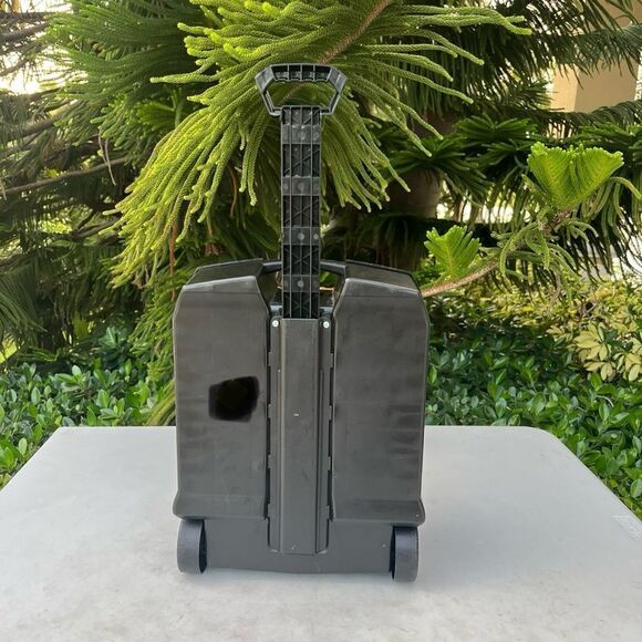 Hot Wheels Carrying Case w/ Retractable Handle - Picture 7 of 7